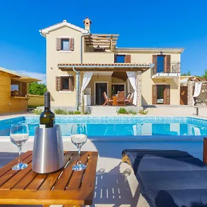 Villa David - Luxurious Secluded With A Heated Pool, Butkovići